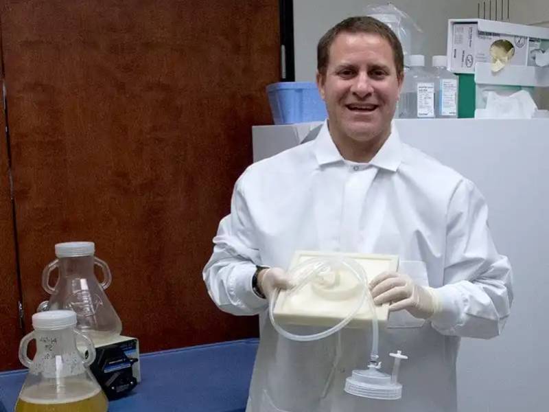 Владелец компании Mapp Biopharmaceautical Сэм Элис во время разработки крышки Rapid Clear® 3000