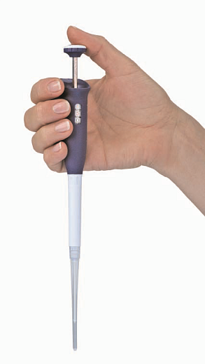 Пипетка автоматическая 3-25 мкл с позитивным вытеснением MR-25, в руке