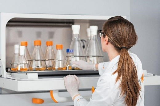 Шейкер-инкубатор, 3 мм, 25 или 50 мм, изменяемая амплитуда (12, 19, 25, 50 мм), от +4 до +65 °С, платформа 850х470 мм, 1-3 яруса, Multitron Фото 3