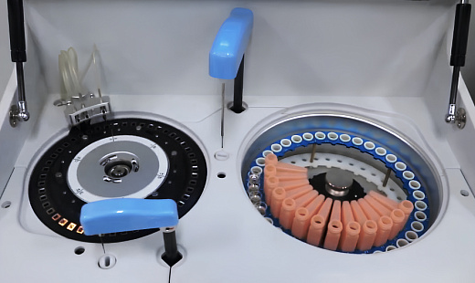 Реакционный лоток (слева) и штатив-карусель для образцов и реагентов (справа)