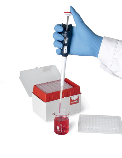 Пипетка автоматическая 10-100 мкл с позитивным вытеснением Microman M100E, Gilson, в работе